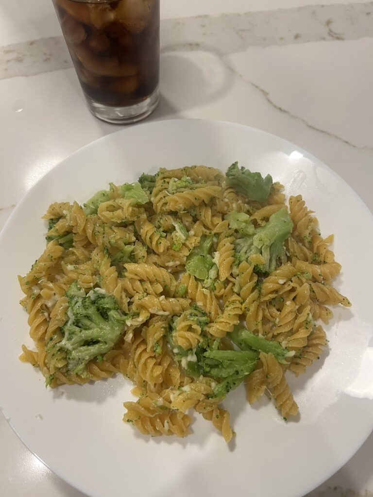 Buttered noodles with broccoli and Parmesan 🍝 🥦 😛 444 cals!