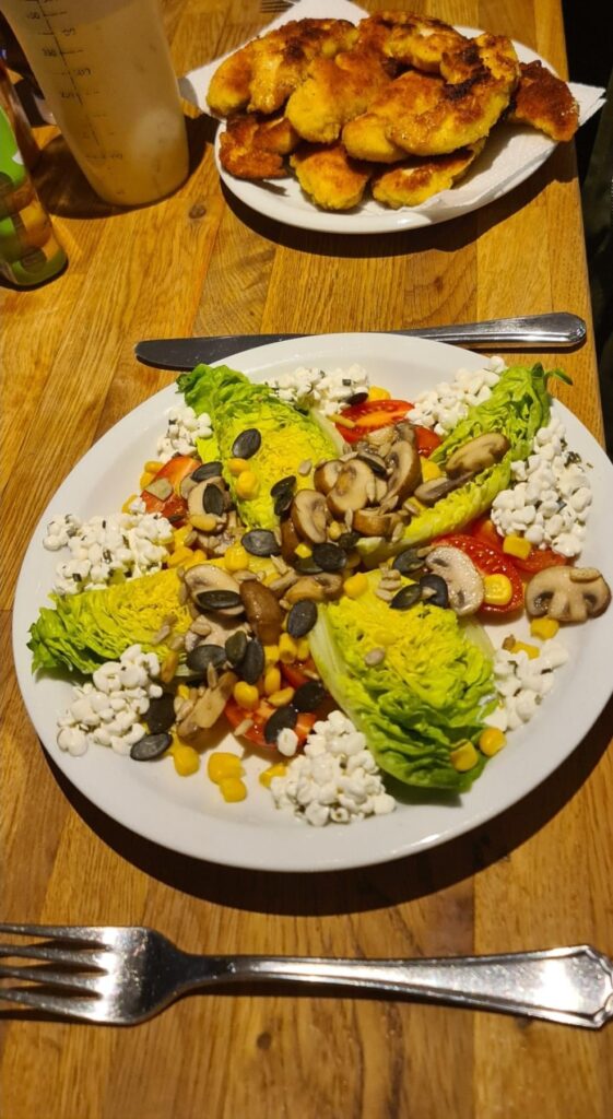 Saladplate with Chicken bites.