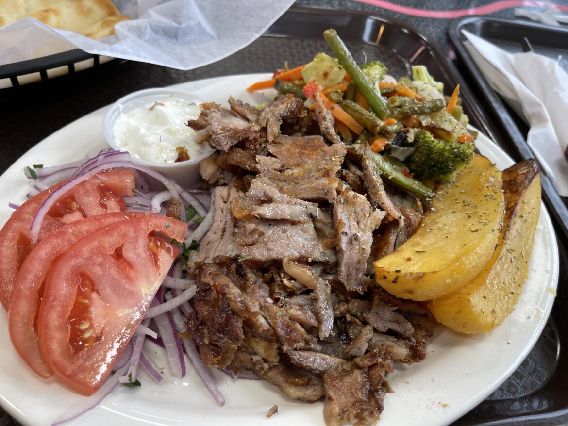 Shout out to our Chicago Food community.  Lunch at Charcoal Flame today.  Greek (pork) gyros dinner.🔥
