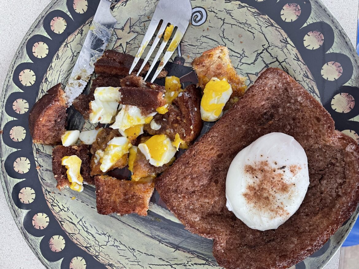 Baked cinnamon toast topped with poached egg 🤤