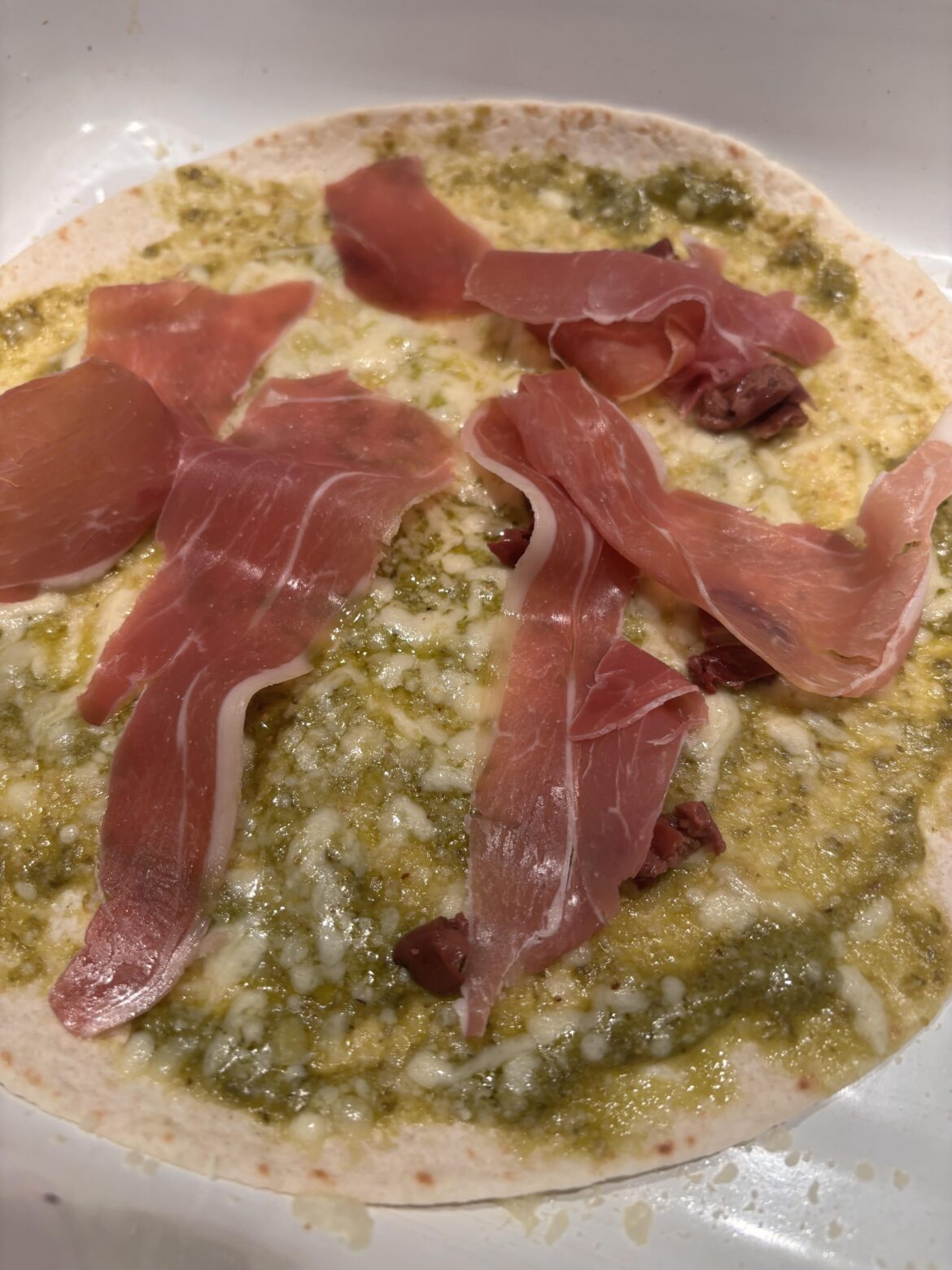 Fast „pizza“ tortilla with pesto