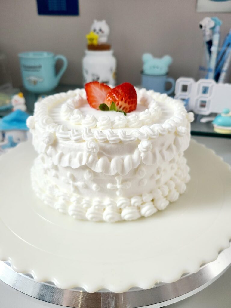 My little daughter asked me to make a cake with only cream, so I did. While making it, I practiced piping the cream. I wanted the cake to have a vintage look. I'm into cake decorating these days🙂 It looks very similar to the last one I made.