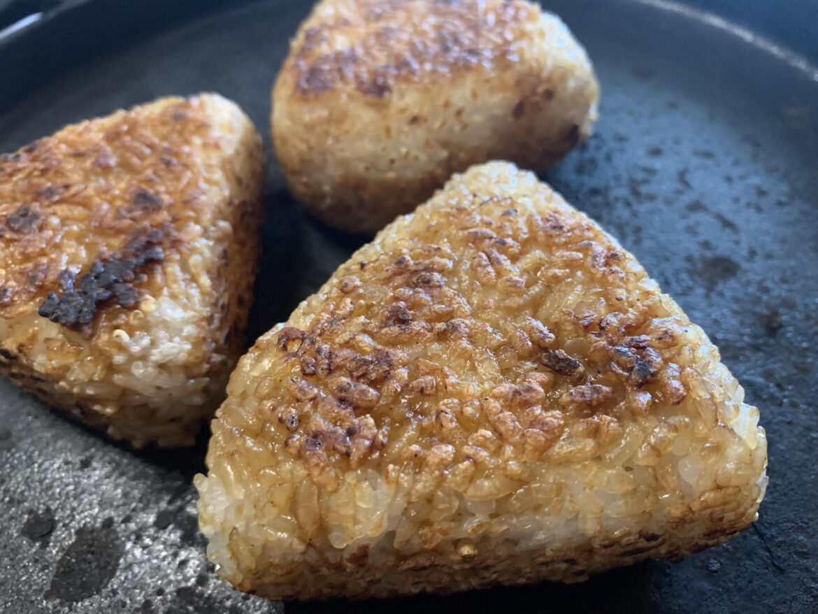 Do you know about Japan's grilled rice balls (yaki onigiri)? Soy sauce is repeatedly brushed onto the rice balls, and they are grilled slowly over time. They become aromatic, with a crispy exterior and a fluffy interior, making them truly delicious.