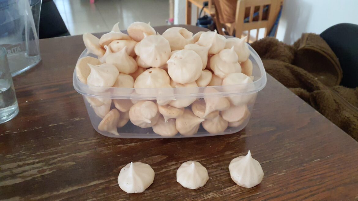 It's impressive how much merengue you can get from 6 eggs