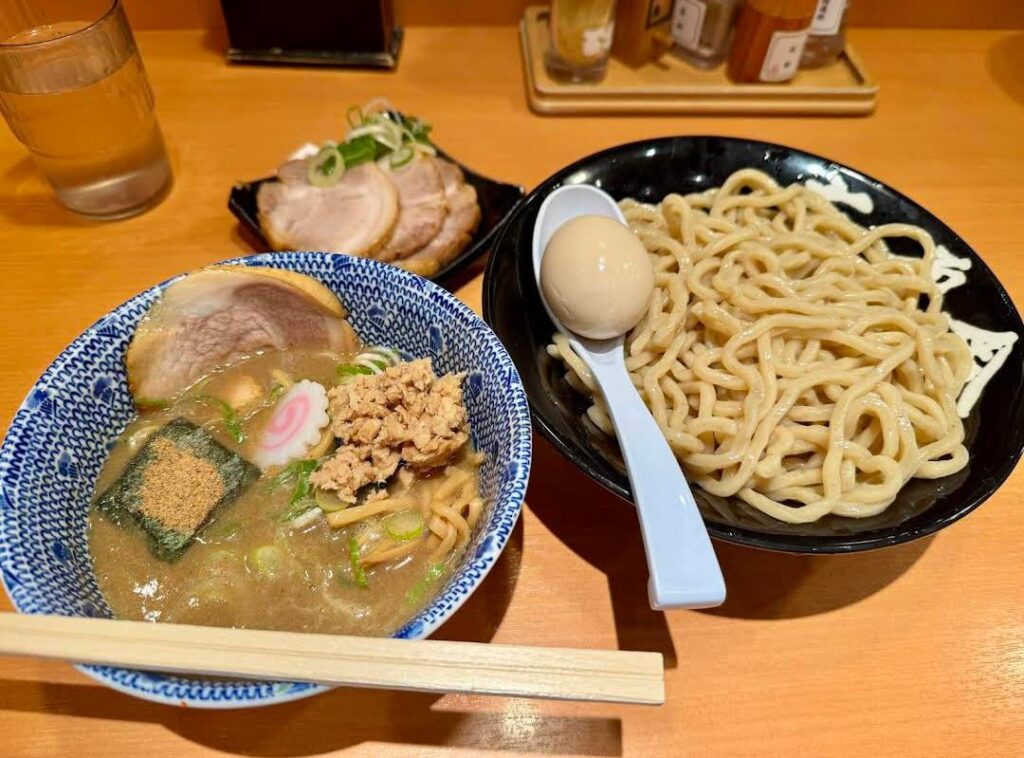 I was surprised to stumble upon Rokurinsha(tokyo station's ramen street) and discover this incredibly delicious tsukemen. I'm inlove. 🥰😍