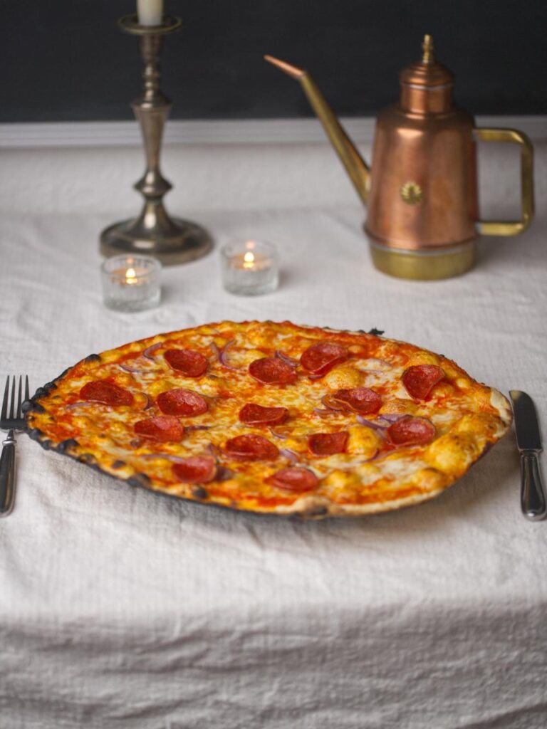 Scrocchiarella romana with spicy salami and red onions.