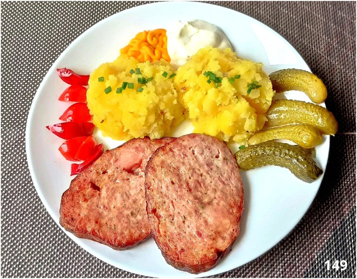 Roasted meatballs, mashed potatoes and tartar sauce