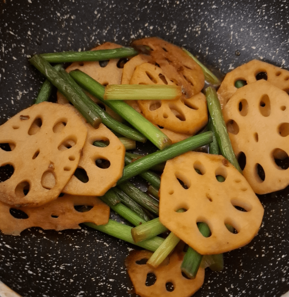 I tried some unusual veggies (lotus root 74 kcal per 100g) (garlic scapes 30 kcal per 100g)
