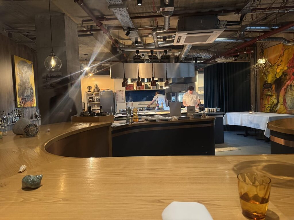 Behind, London (*) Behind, London (*)