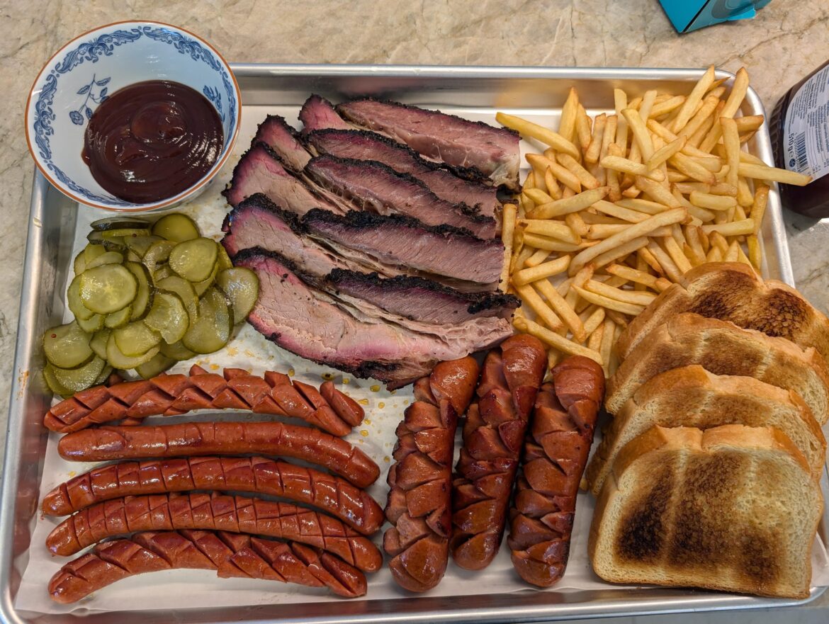 Go easy on me - my second brisket ever on my weber kettle. Took me a while to even find a piece of brisket here in Sweden. It was juicier than it looks 😅