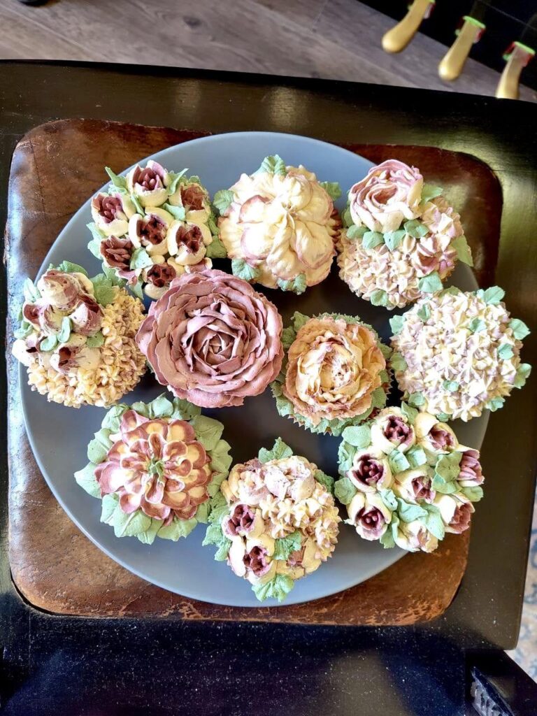 First try on flower cupcakes 🌷🧁