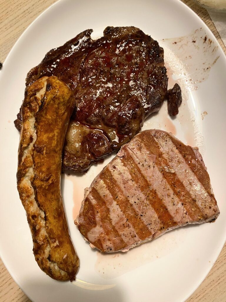 Surf and Turf: Tuna, Ribeye und Bratwurst