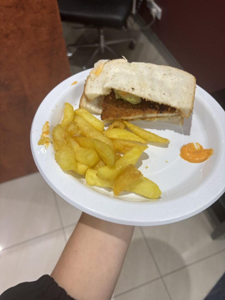 How many calories in this plate of chips & chicken schnitzel sandwich?