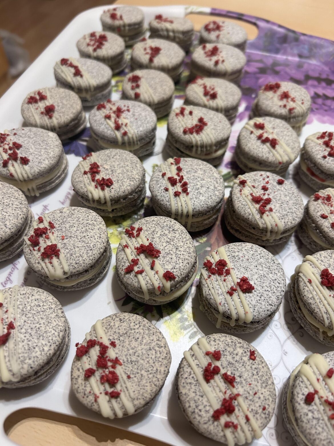 Poppy seed macarons