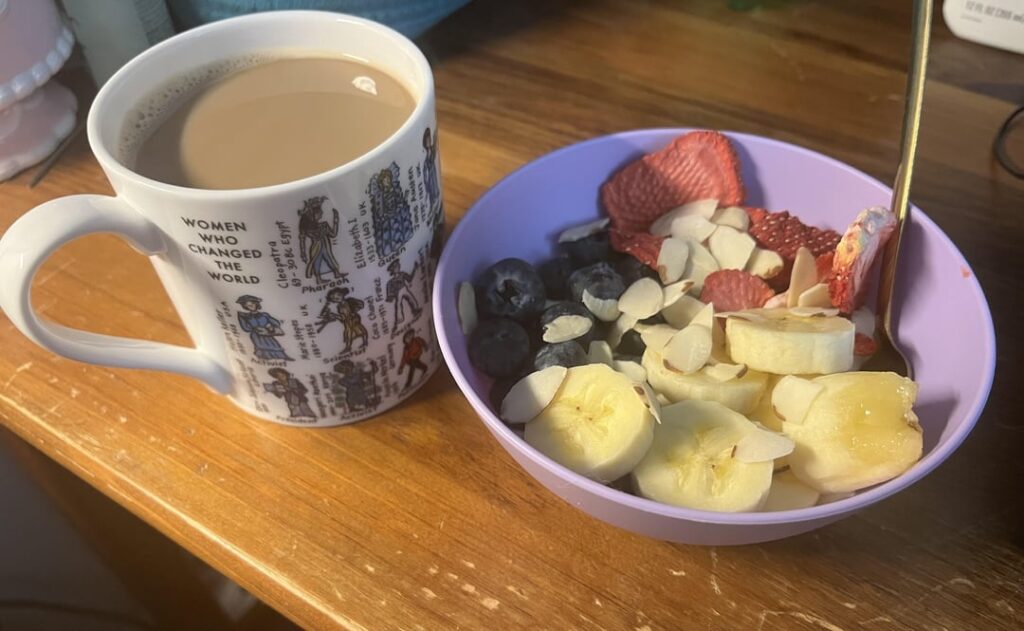 330 calorie yogurt bowl and coffee, 29g of protein, felt stuffed