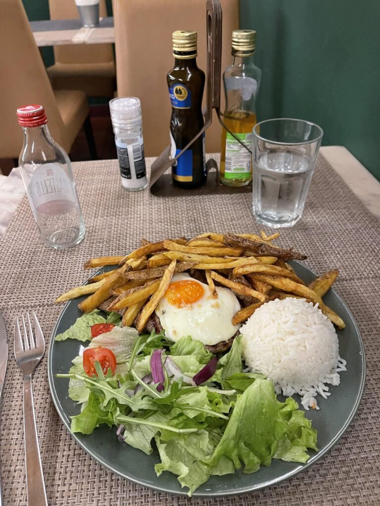 Bitoque de vitela, pudim de ovos, & café