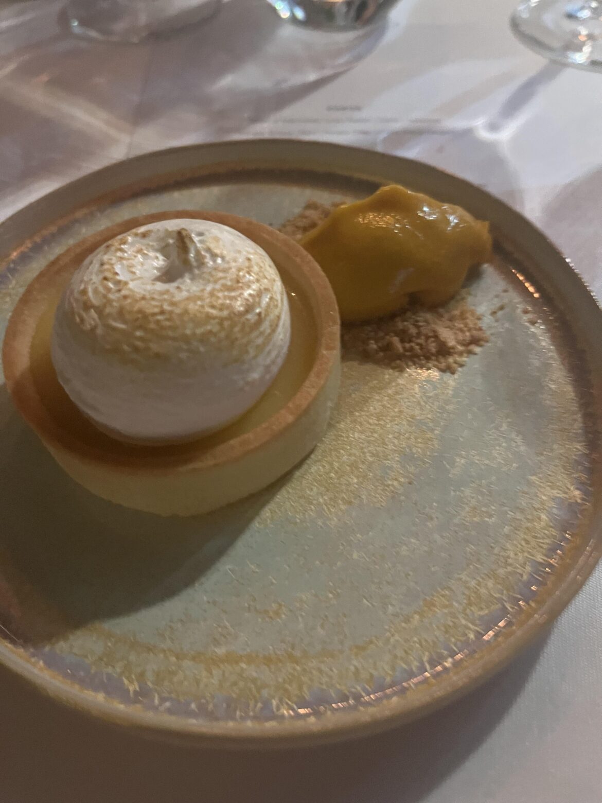 Lemoncurd tart with mango mousse