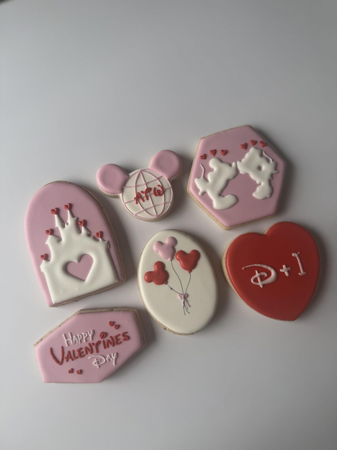 valentines cookies for my boyfriends mom! she’s a huge Disney fan ☺️❤️