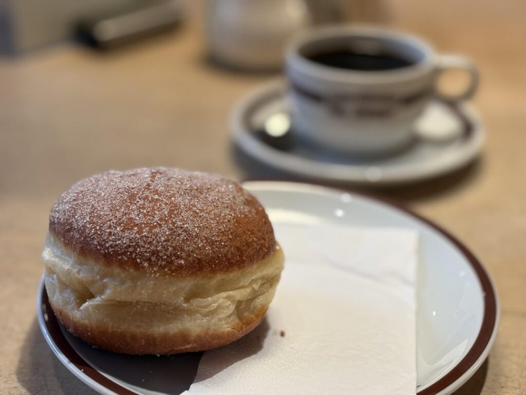 Freshly made Striezel & Krapfen @ Schmalznudel in Munich