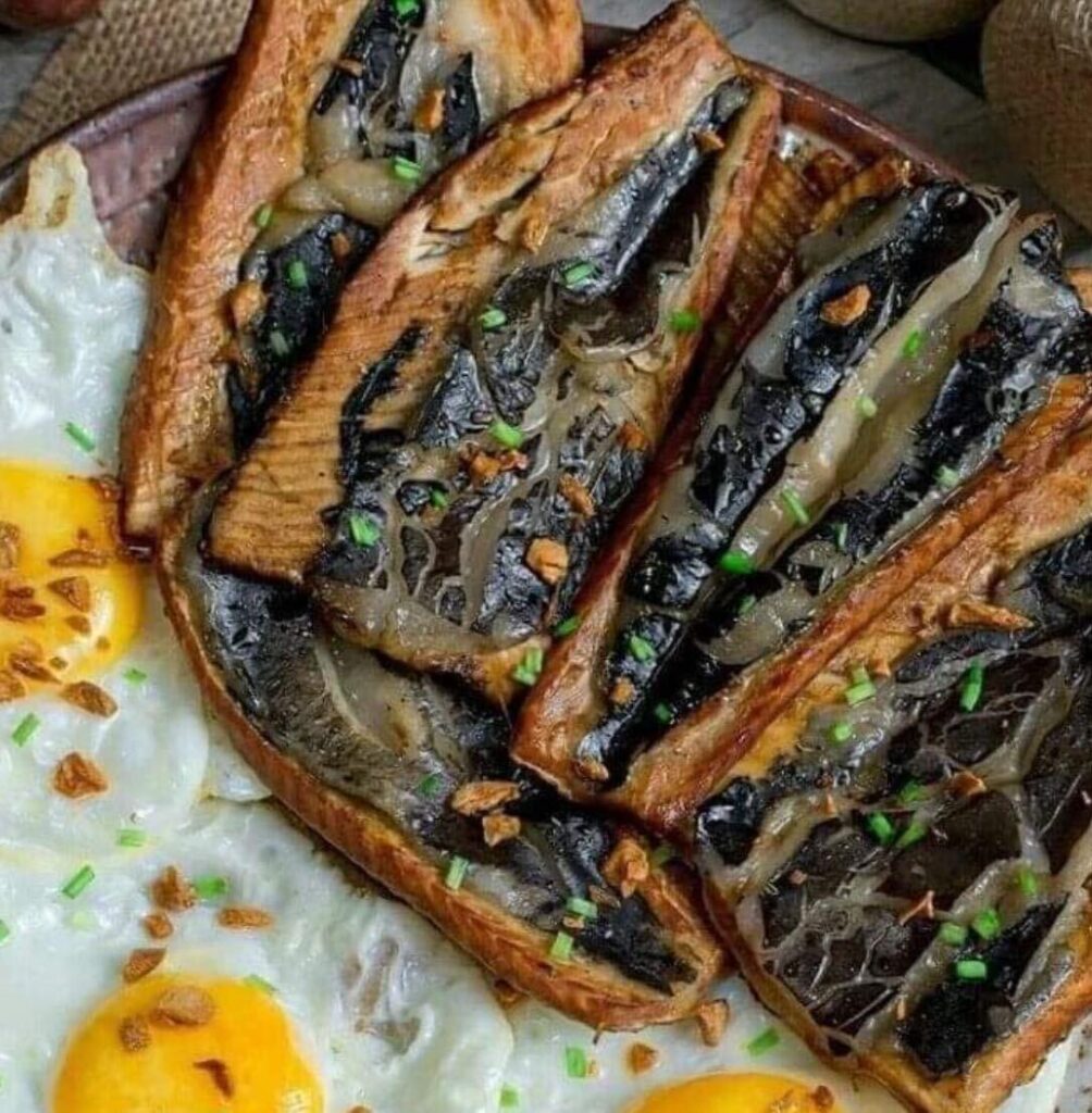 Perfectly fried bangus with a perfectly cooked egg. What more could you ask for?