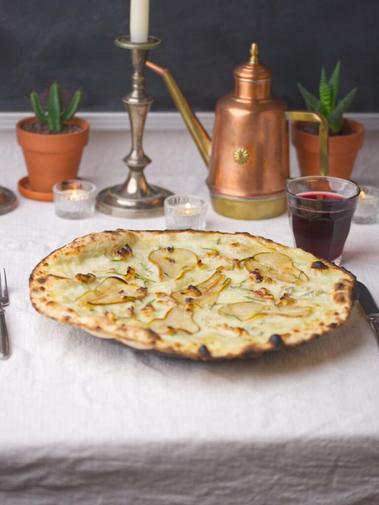 Scrocchiarella romana with mozzarella, gorgonzola, pears, walnuts and rosemary.