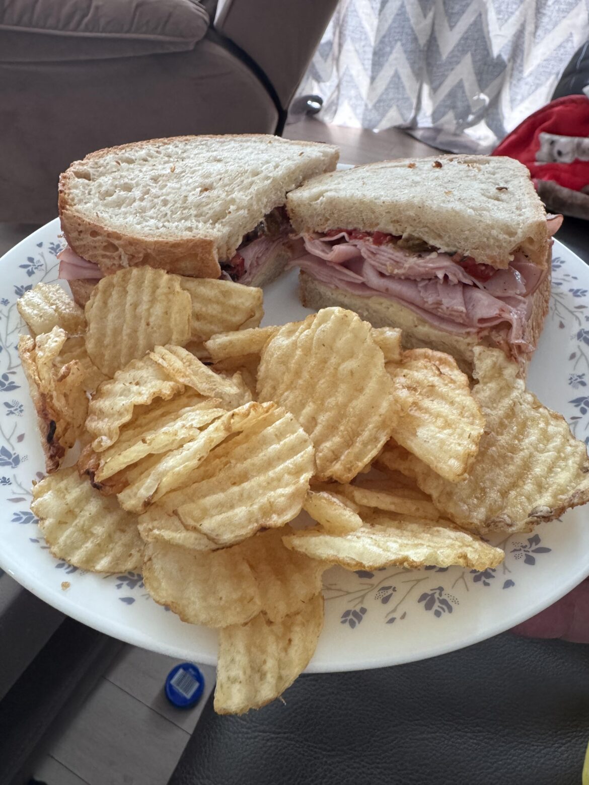 Ham, cheese, fire roasted peppers and sriracha mayo with kettle chips.
