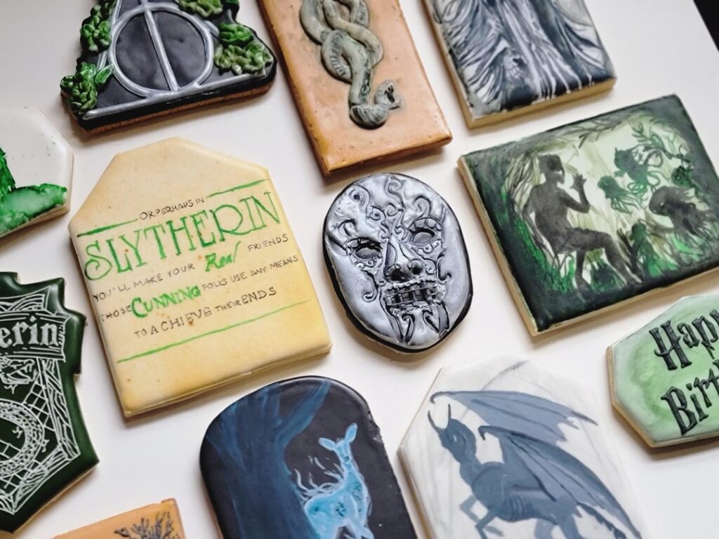 Finally got to make a Slytherin/Dark Arts Harry Potter cookie set!