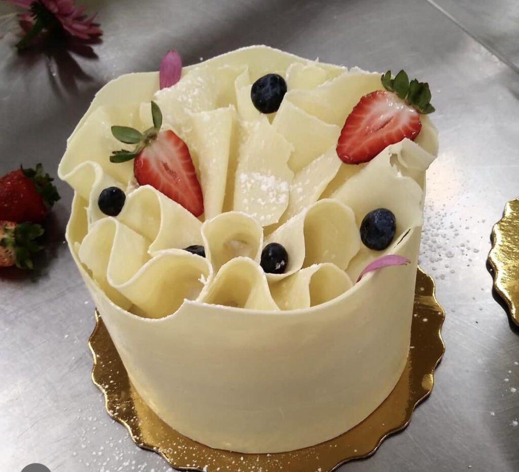 A cake I made in pastry school to take to my friend ☺️