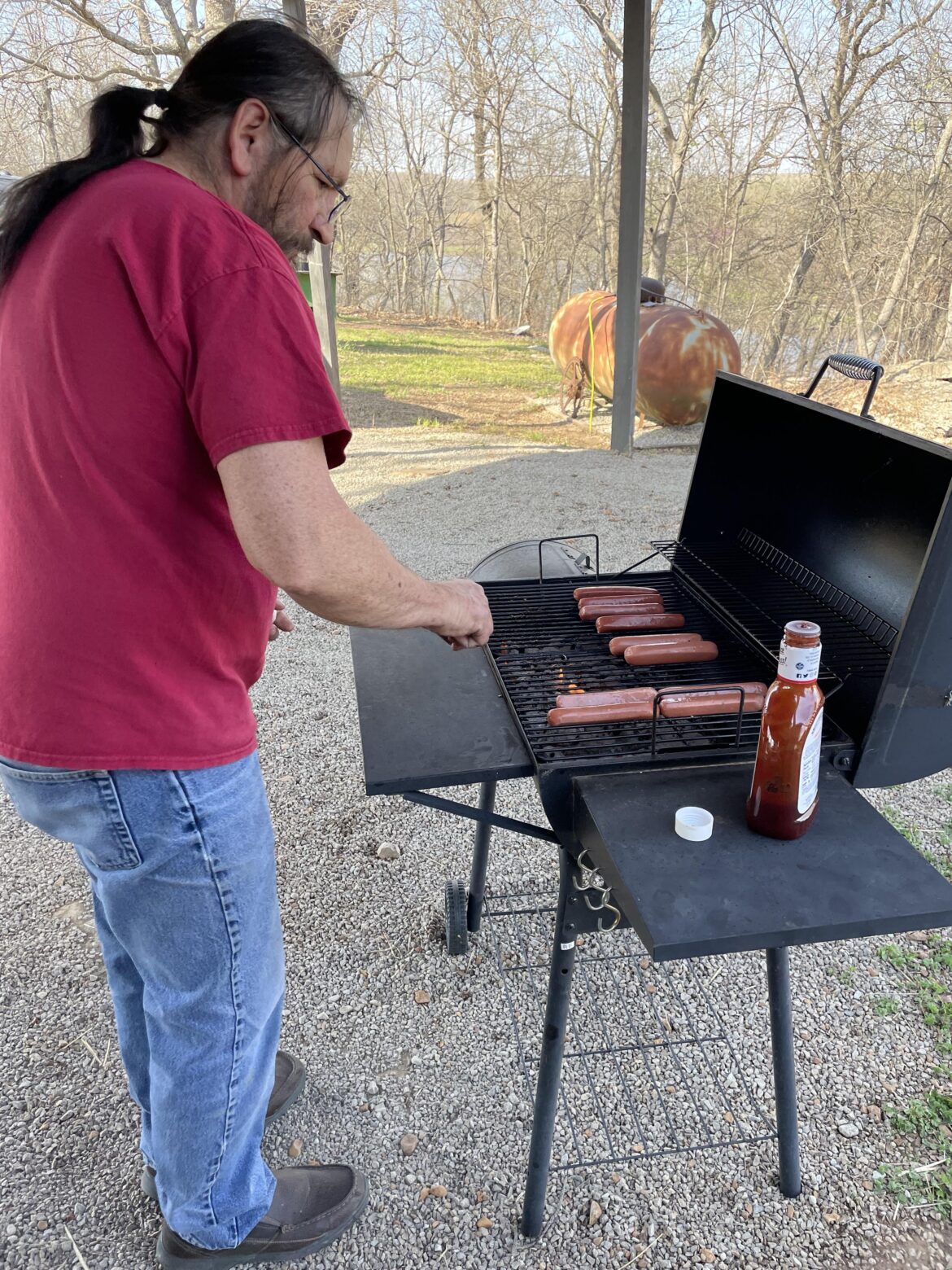 Dad cook’n up some dogs