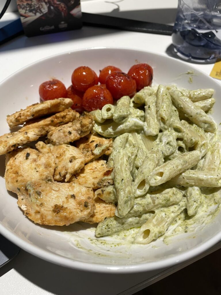 Creamy pesto pasta with garlic chicken - 570cal 62g of protein.