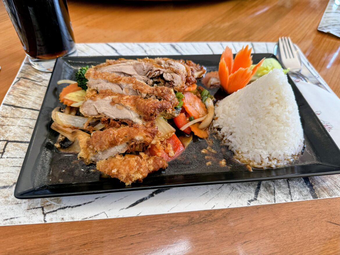 Crispy duck with vegetables and rice