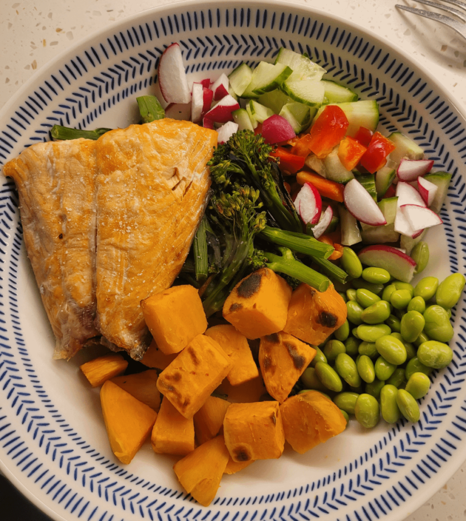 Salmon and veggies dinner (450 calories and 45gr of protein)