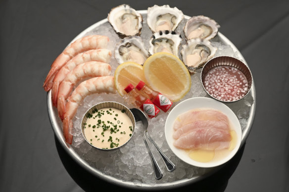 Petit plateau of six oysters, four king prawns and raw kingfish.