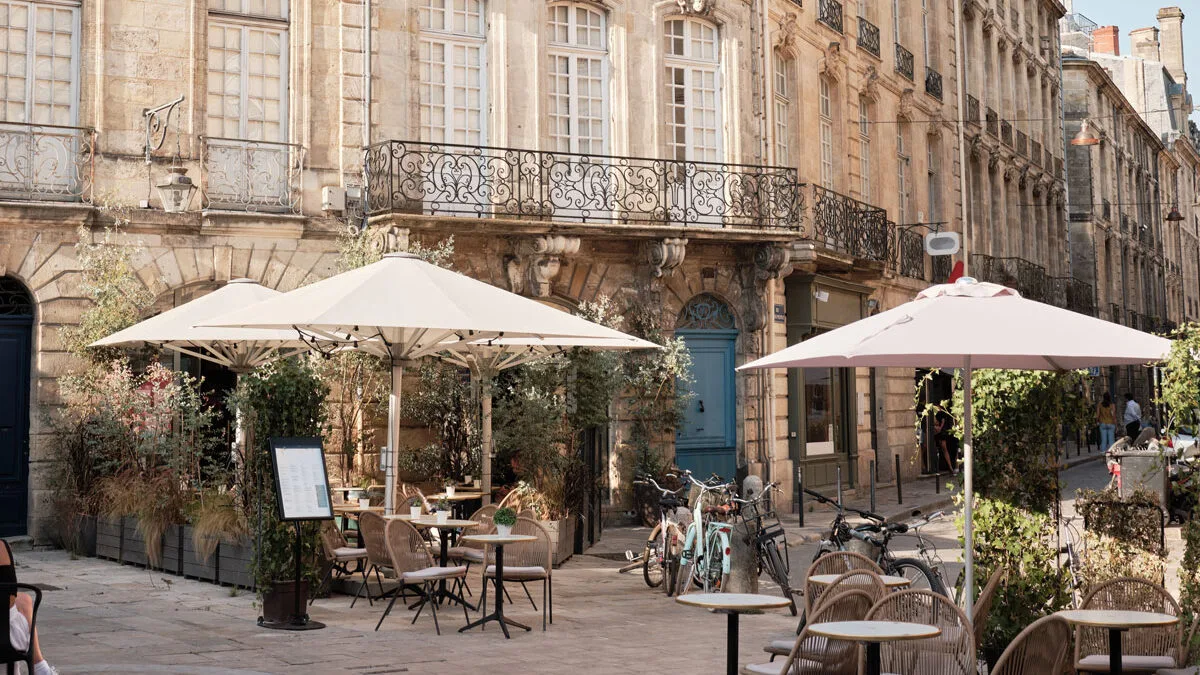 A restaurant in an old building in Bordeaux