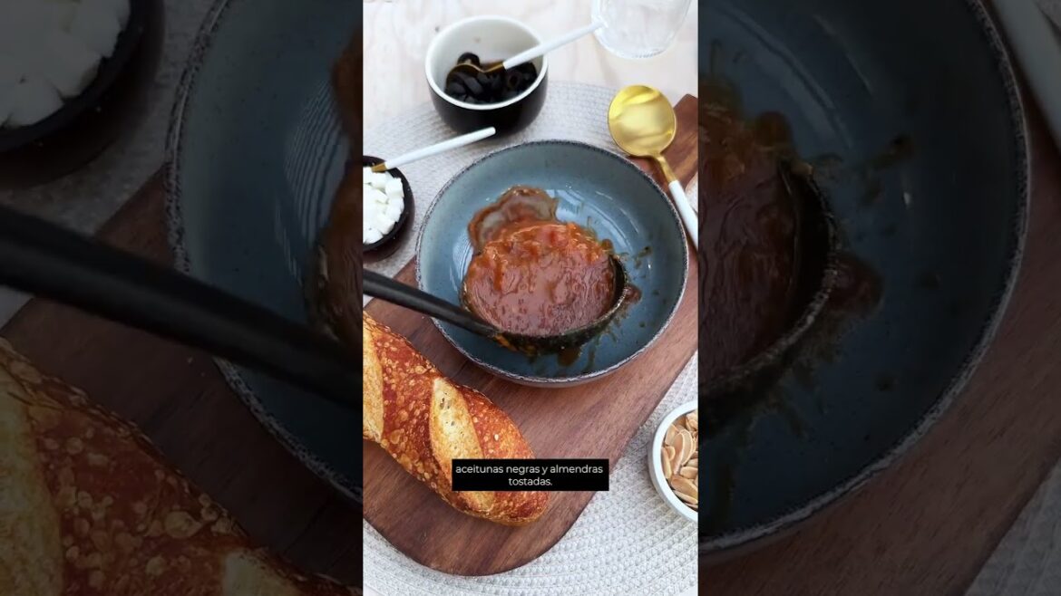 bit.ly/sopatatemada - Sopa de jitomate tatemada con queso feta y aceitunas #comidasana #recetafacil