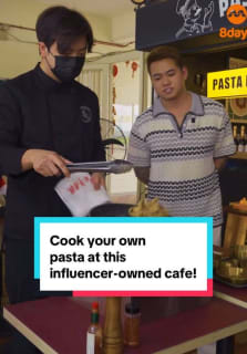 Influencer Lukey Chan opened a kid-friendly cafe called Pasta Papa, where diners can wear a chef’s uniform and cook their own pasta! And for those who can’t cook, there are chefs here to save you lah! 👨🍳🍝 #8dayseat #pastapapa #diypasta #lukeychan #cafe #carbonara #localfood #sgfoodie #sgfood  #kidsfriendly
