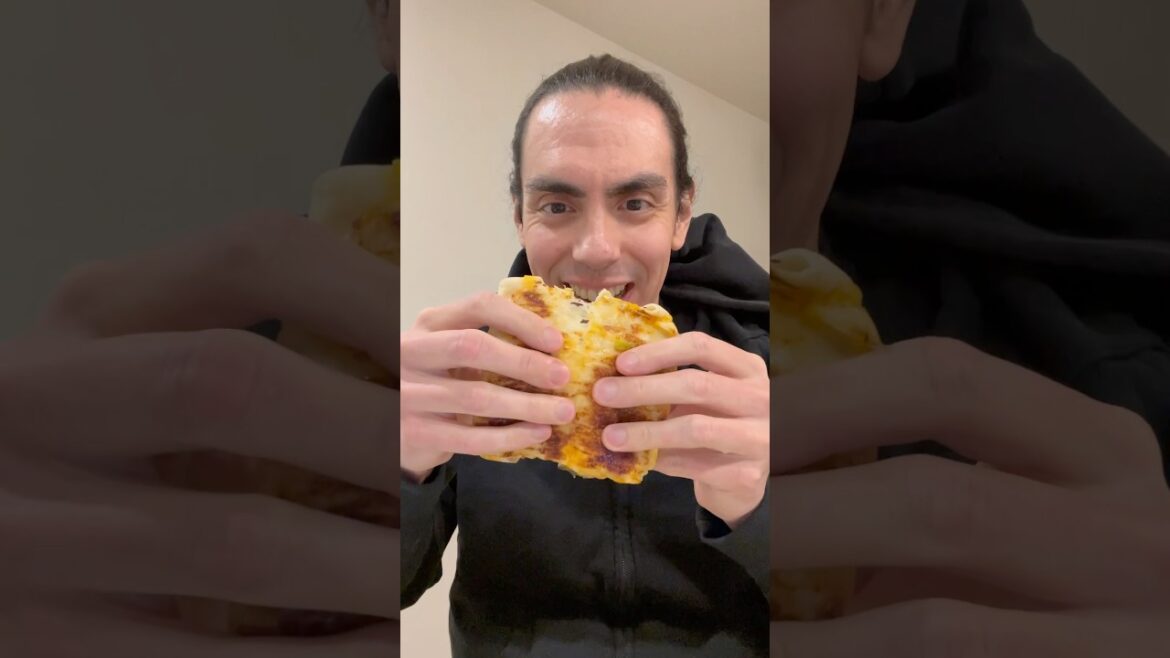 NEW Taco Bell Steak Cheesy Dipping Burritos #mukbang