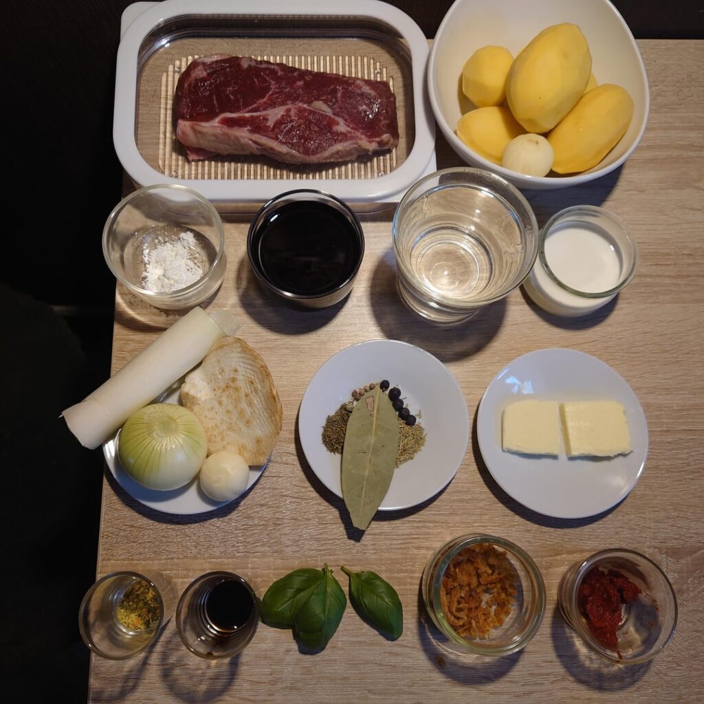 Roastbeef with mashed garlic potatoes and red wine sauce.