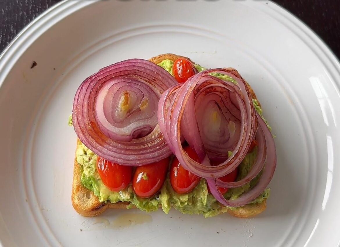 this is how much onion I put on my avocado toast <3