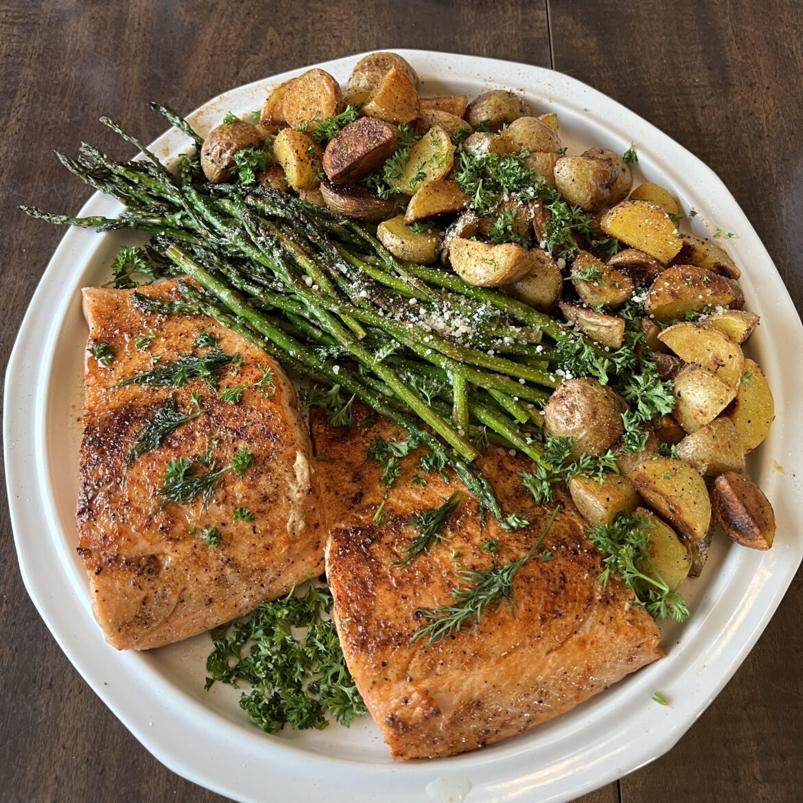 [OC] Grilled salmon, asparagus, and potatoes