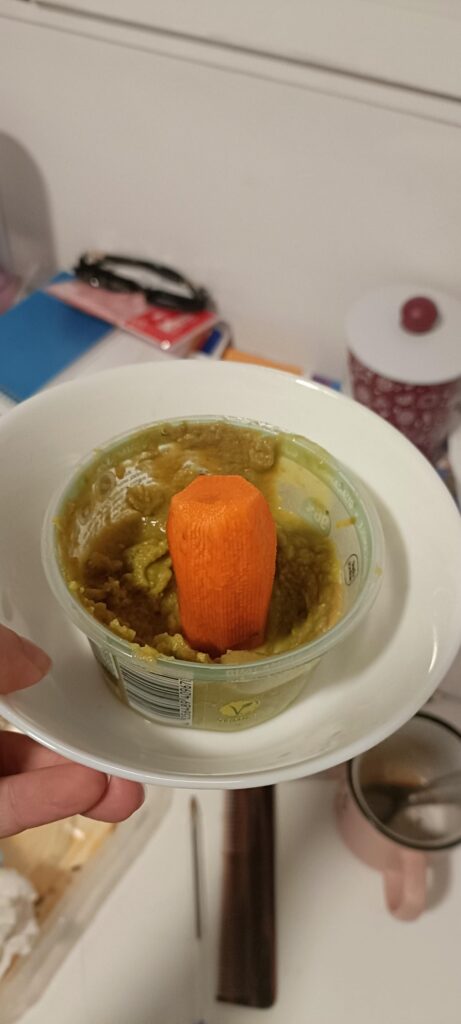 A healthy snack - carrot and guac. Unlike some of you barbarians, I peeled the carrot 😇