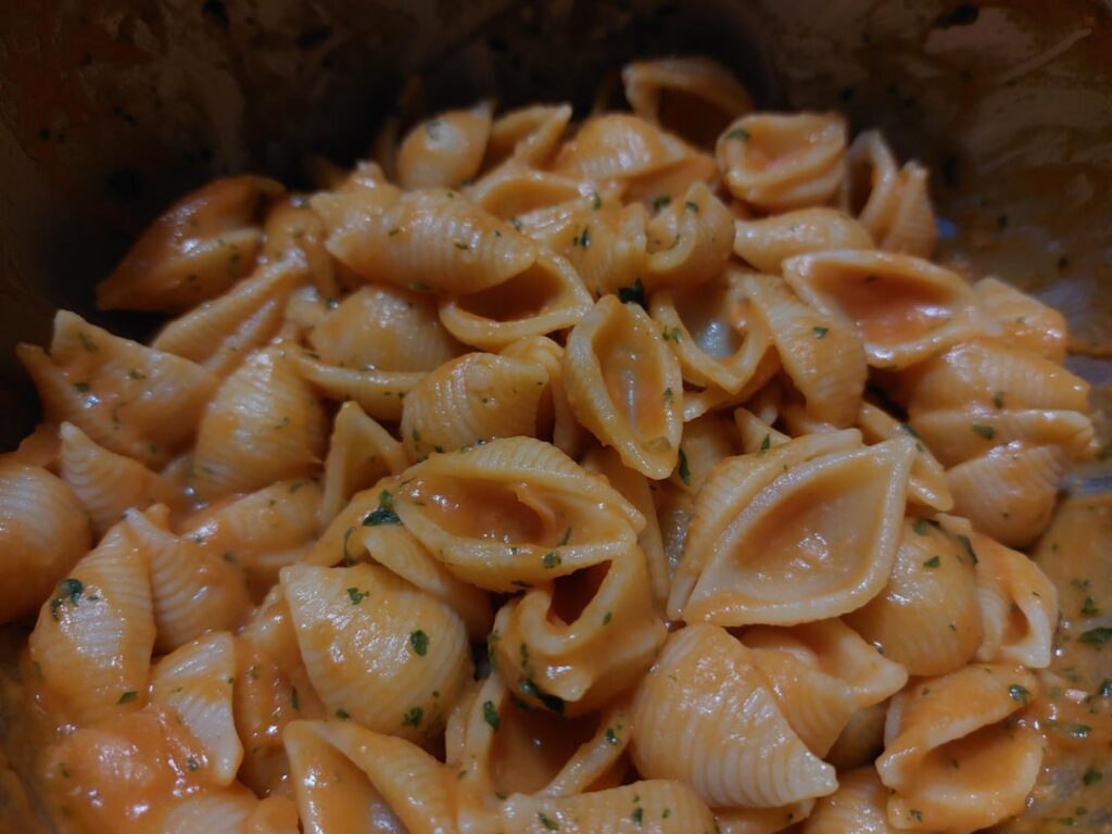Tofe con sugo di fagioli e un'aggiunta di basilico. Imparate a cucinare, minchioni. 🇮🇹🤝🏻