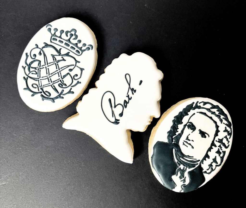 Whenever my friend is in town (we’re both musicians,) she asks me for cookies and with it being Bach’s birthday month AND us performing Bach together, I knew exactly what cookies to make her! 😍