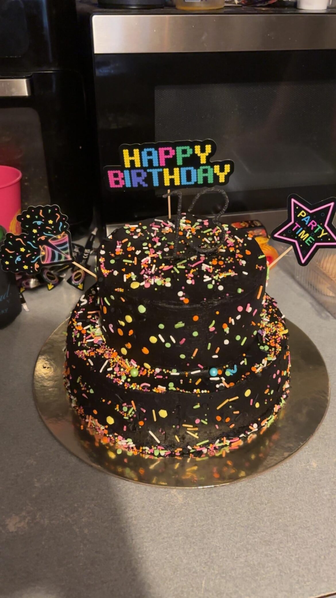 As promised, a picture of the black cake for my daughter glow party.