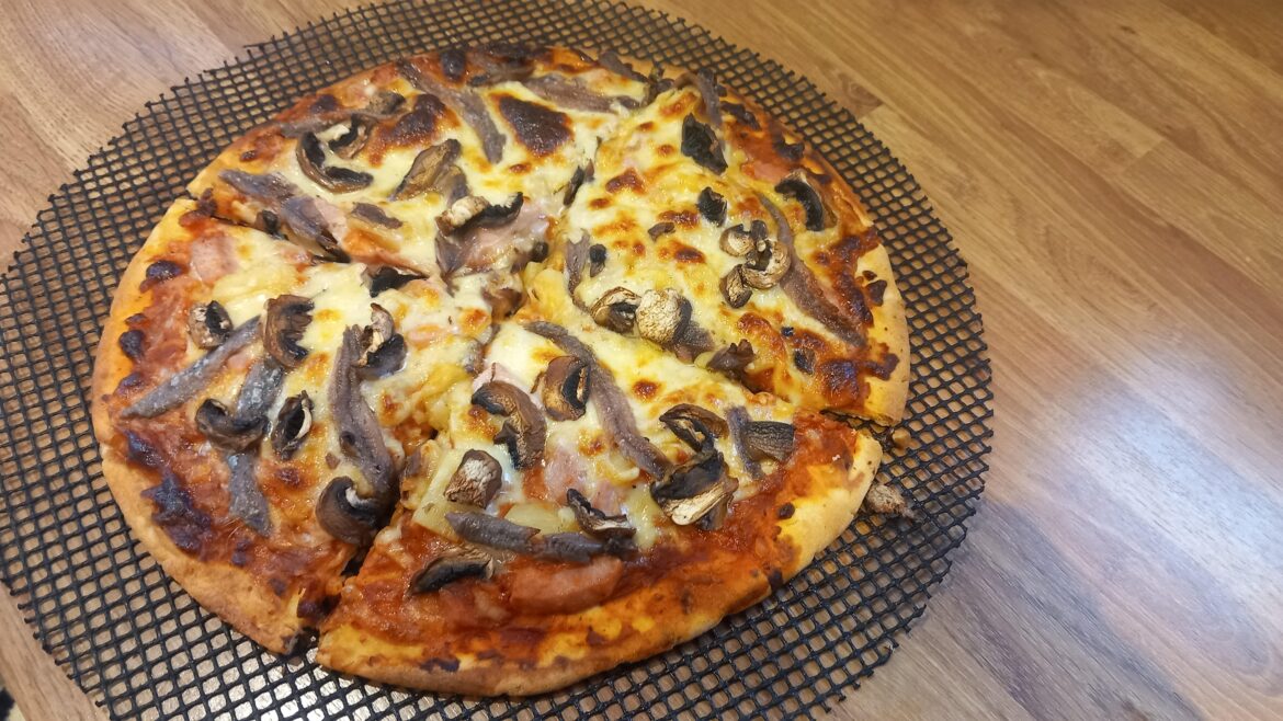Ham, pineapple, mushroom and anchovies 😋