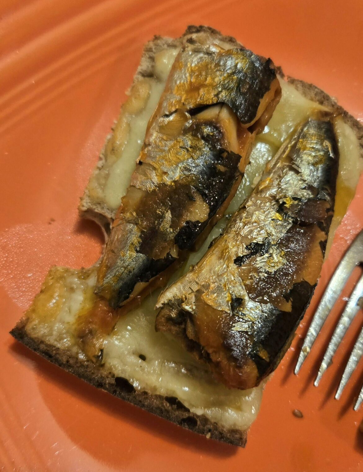 A favorite breakfast combo: Nuri in tomato sauce on cheese toast 😋