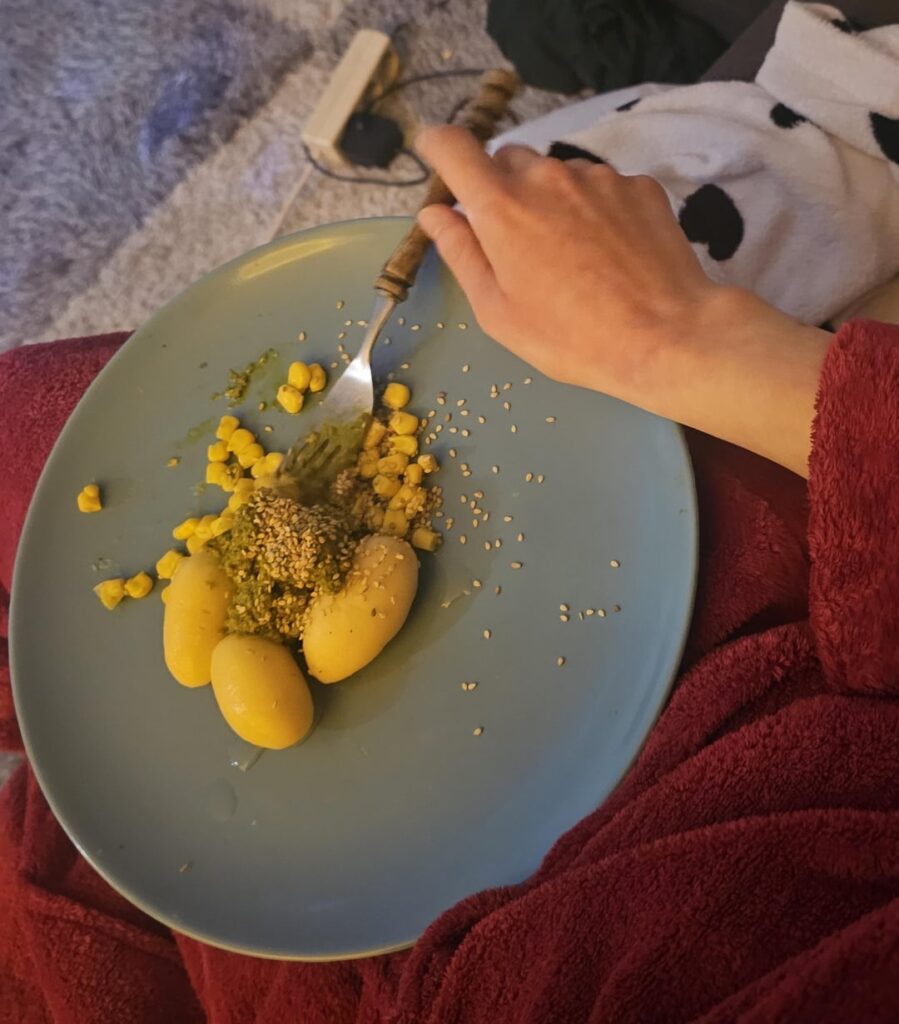 Canned potatos, Corn and expired Pesto for dinner... Germany's legal 3€/hour minimum wage is genuinely killing me.