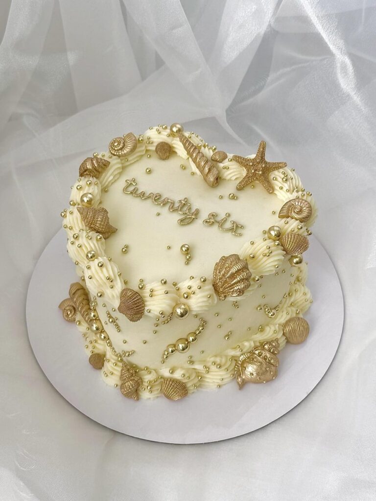 My birthday cake! (And cupcakes) 🐚✨