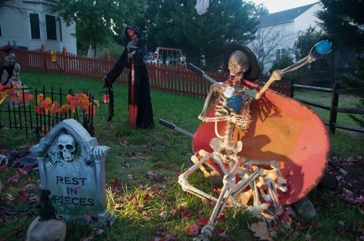 ‘An Appetizer to Christmas’ Loudoun Residents Get Creative with Halloween Displays | Get Out Loudoun