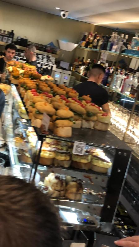 Pinchos en un bar de Laguardia.